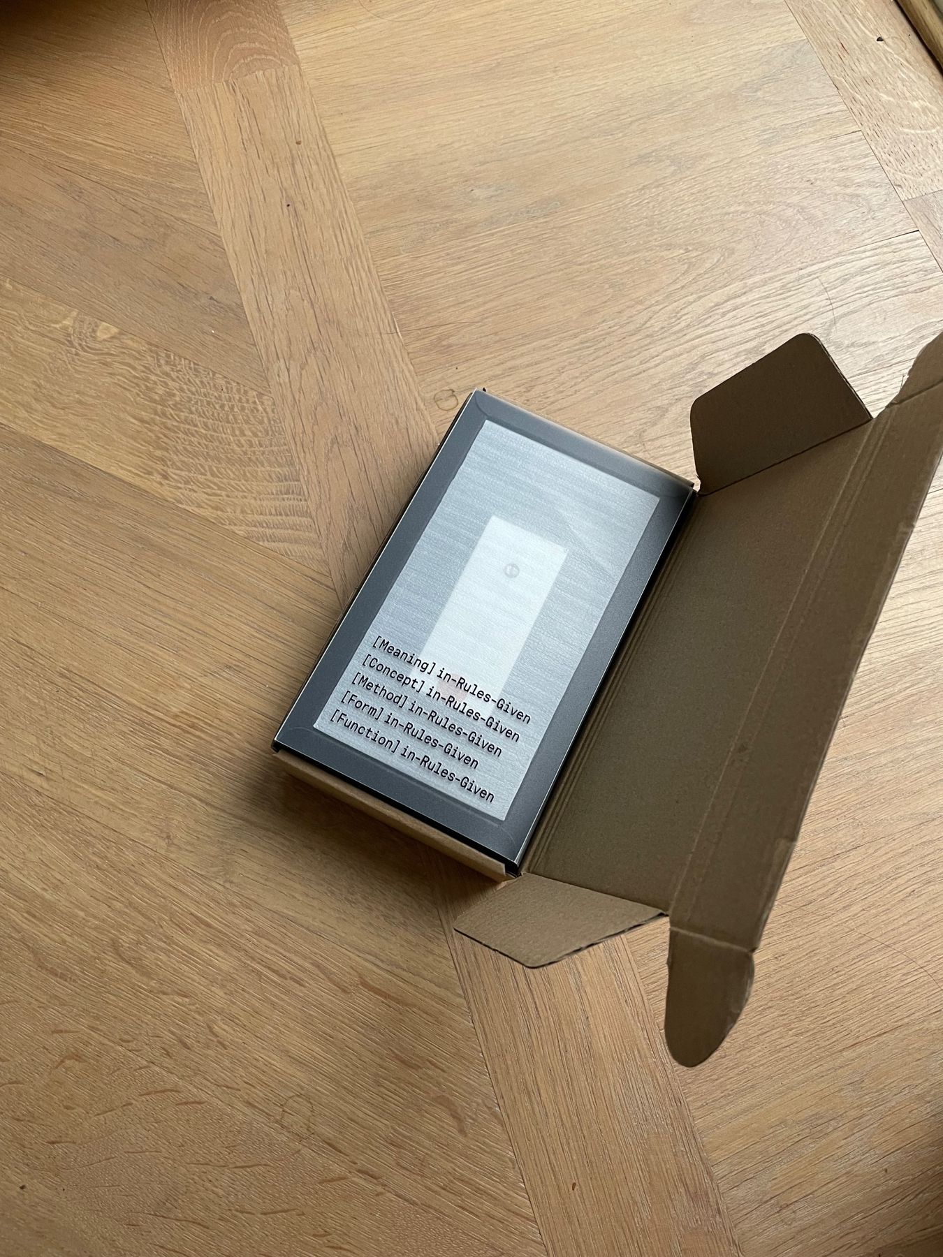Bloc packaging opened in its kraft mailer